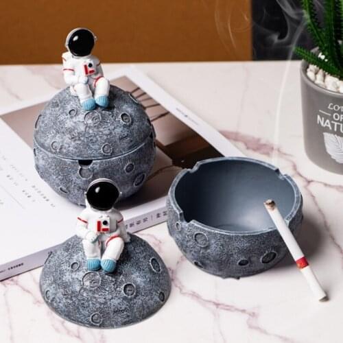 Creative Embossed Universe Moon Ashtray with Lid Resin Ornament Novelty Funny Cigarette Holder Smoke Wholesale&Dropship
