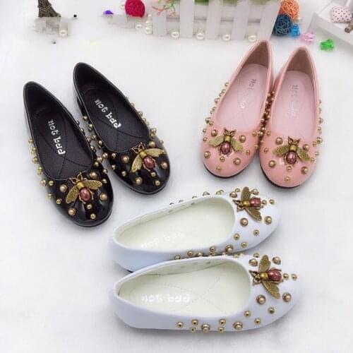 Girls Brogue Shoes 2018 New Autumn Fashion Kids White&Black Leather Bee Rivet Princess Flat Shoes For Girls EUro size 24-32