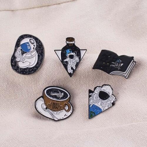 Astronaut Earth Brooch Accessories Clothes Lapel Pin Badge Jewelry Gift Anime Decoration Metal Pins For Clothes Backpack Icon