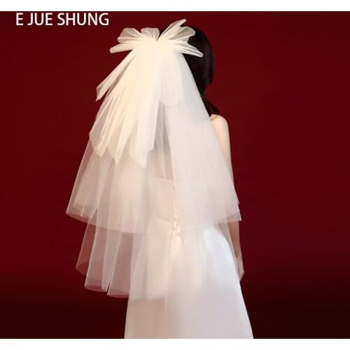 E JUE SHUNG New Elegant Short Wedding Veils With Comb 3 Layers Bridal Veils Wedding Accessories Voile de mariee