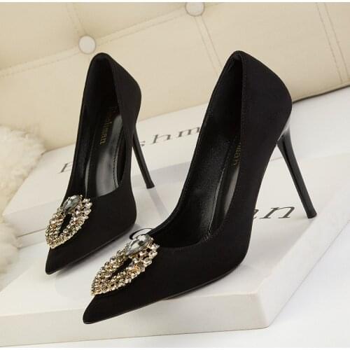 2021 Brand Luxury Crystal Women Pumps Soft Flock High Heels Autumn Bride Shoes Sexy Party Woman Pointed Diamond Buckle Work Shoe