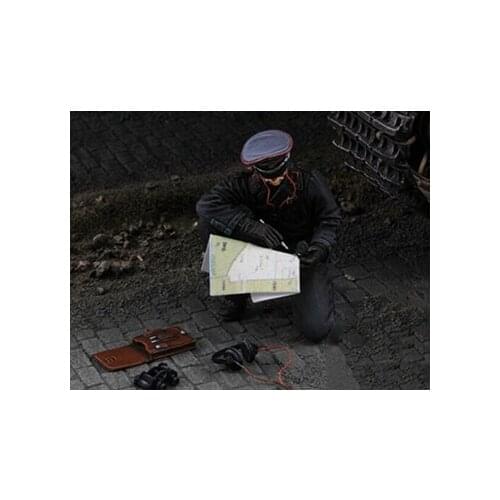 Unassambled 1/35 Tank Commander with Map Resin figure miniature model kits Unpainted