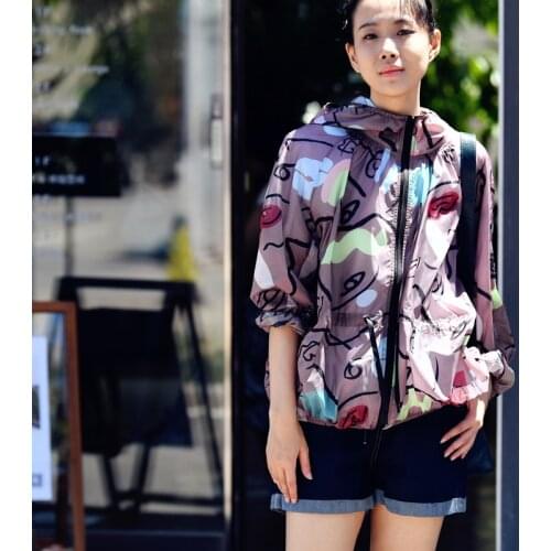 MICOCO W0299C Korean version of Western style color printing loose rope waist hood short shading coat