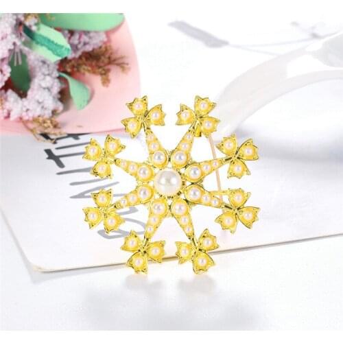 New Fashion Luxury Baroque Vintage Snowflower Brooches Gold Color Alloy Pearl Brooch Lady Party Pins Birthday Gifts