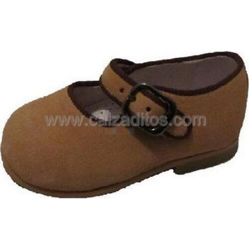 Merceditas de piel en serraje camel con ribete en chocolate brown, de Andanines