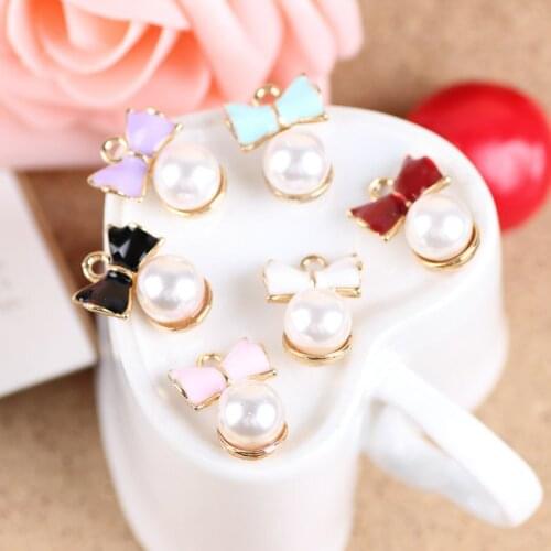 Wholesale 100PCS Enamel Bow Decorated Round White Pearls Charms Gold Tone Drop Oil Alloy Bracelet Necklace Pendant Charm for DIY