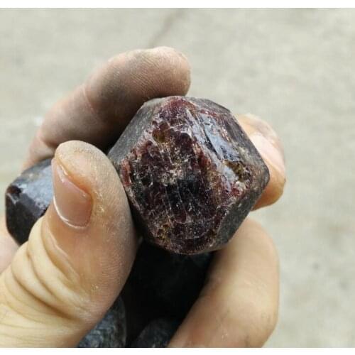 Natural crystal garnet crystal stone large particles Wine red 80-100g