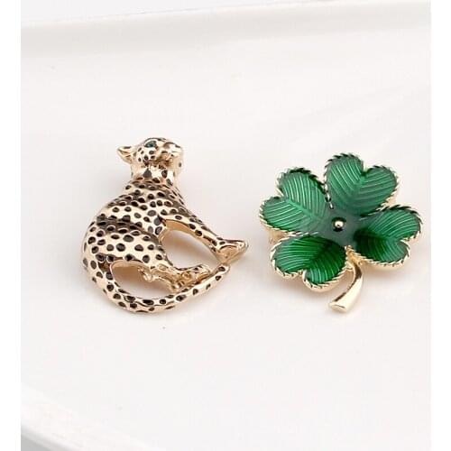 Delicate Golden Plated Green Enamel Four Leaf Clover Leopard Metal Brooches Suit Dress Coat Jewelry Accessory Decoration Gift