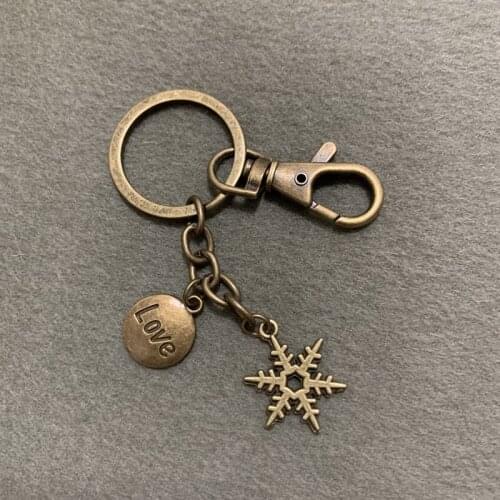 Retro Antique Bronze Love Snowflake Key Chains Vintage Punk Pendants Casual Car Key Ring Bag Decoration Gifts Souvenirs