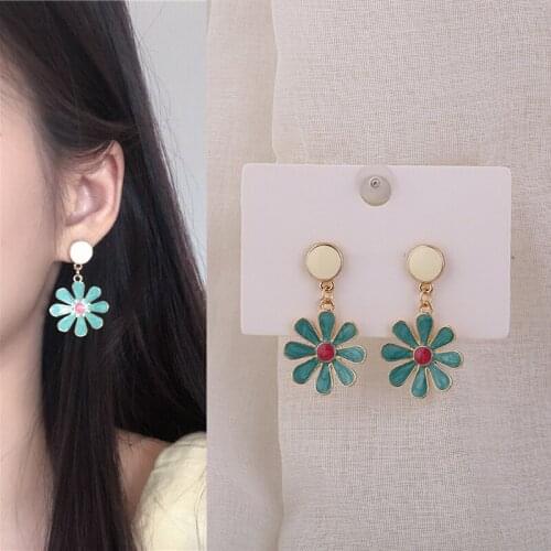 Korean Green Acrylic Daisy Flower Pendant Earrings 2021 Trend New Arrival Romantic Petal Drop Earrings for Women Girls Teens