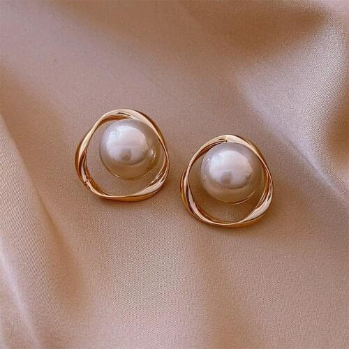 2021 Trendy New Pearl Irregular Metal Stud Earrings High-end Retro Elegant Temperament Women Earrings Jewelry Gilded
