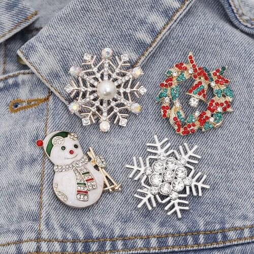 4pcs/set Heart Shaped Badges Snow Snowman Garland Brooches Metal Lapel Pins Women Clothing Backpack Christmas Decor Gifts