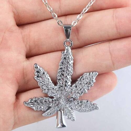 2018 New Charm Plated Cannabiss Weed Herbal Necklace Maple Leaf Pendant Necklace Hip Hop Jewelry Men and Women Pendants