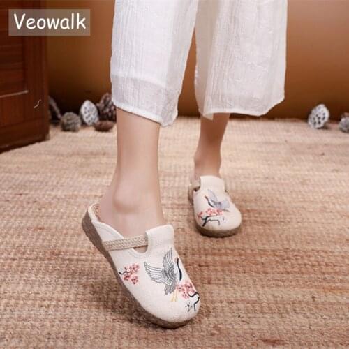 Veowalk Crane Embroidered Women Canvas Closed Toe Slippers Comfortable Espadrilles Flat Mules for Ladies Retro Bohemian Shoes