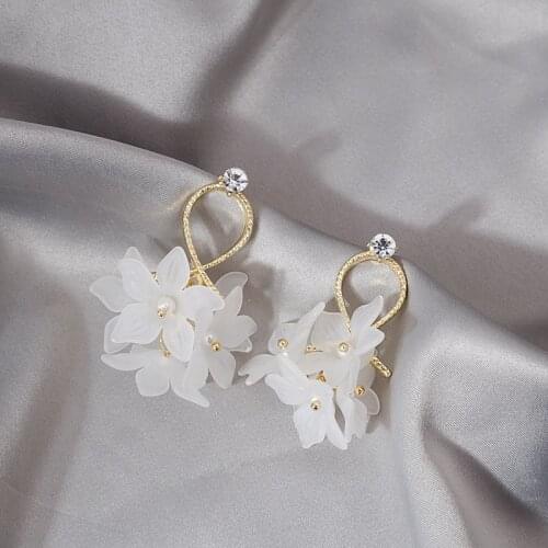 Vintage Fairy White Flower Petal Drop Earrings for Women Girl Gold Color Metal Crossed Rhinestone Flower Earrings Bridal Jewelry
