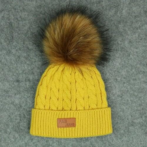The new 2020 childrens wool hat cap modeled on raccoon wool ball knitted cap with mahua