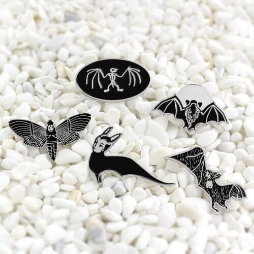 Black flying bat animal Halloween Enamel needle dark magic bat bee Spooky style badge Suitable for Transvestite Party accessorie