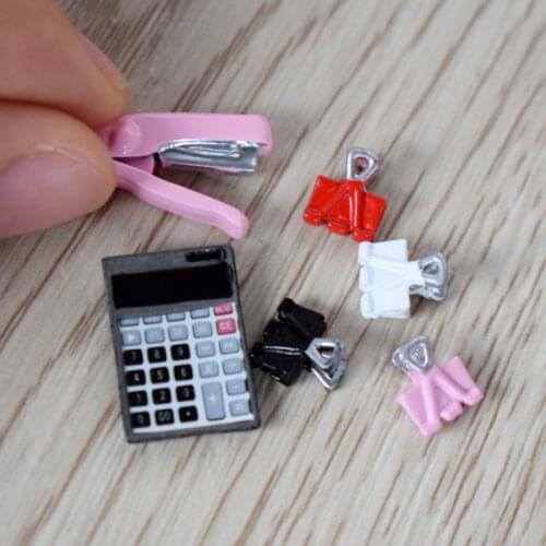 1 Set 1/12 Miniature Dollhouse Caculator & Clamp & Stapler Mini Studying Romm Stationery Funiture Decor Accessories Toy