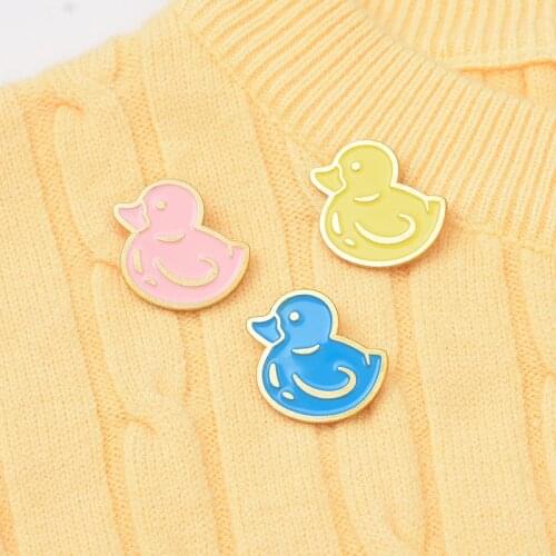 Cute cartoon tricolor duck simple and versatile brooch pin badge enamel backpack lapel pin Neckline jewelry gifts for Childrens