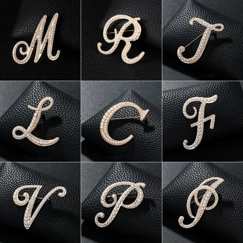 Fashion Pearl English Letters Brooches Luxury Jewelry Coat Lapel Pins Female Cardigan Scarf Buckle Gifts for Women Accessories