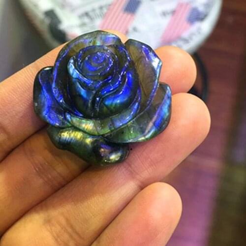 In 2018, the new natural labradorite stone rose as a wedding decoration as a gift