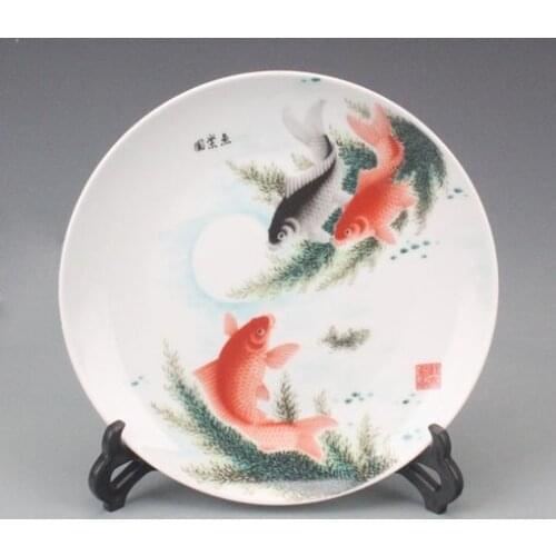 Exquisito chino hecho a mano Placa de porcelana rosa pintada con peces vivos