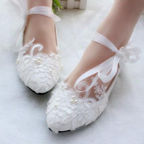 Akexiya 2021 Fashion White Wedding Shoes Kitten High Heels Women Pump Heels Patent Leather Lace Appliques Beaded Bridal Shoes