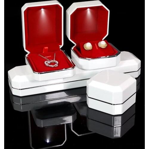 New Fashion Luxury Red Interior Wedding Ring Box Gold Plastic Octagonal Earrings Necklaces Pendants Jewelry Boxes with LED Light