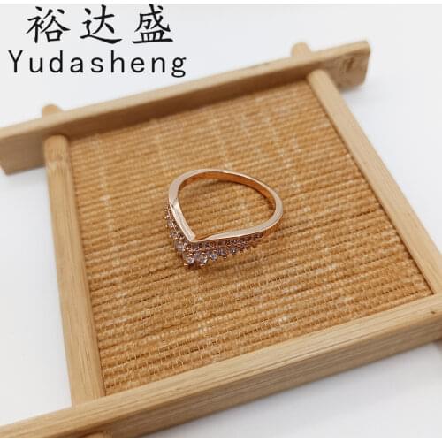Rose Gold Princess Wishbone Ring (Bright Sparkling Decorations Are Inlaid on The Surface and Sides of The Rings)