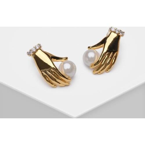 EH34104-K27 Amorita boutique Simple sculpted palm holding pearl earrings