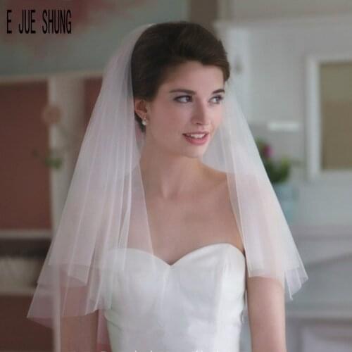 E JUE SHUNG Simple Short Tulle Wedding Veils Two Layer With Comb Cut Edge Bridal Veil for Bride Marriage Wedding Accessories