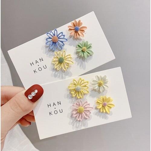 Korean Style Cute Small Daisy Flower Stud Earrings for Women Fashion Sweet Asymmetry Earrings Brincos Wholesale Jewelry