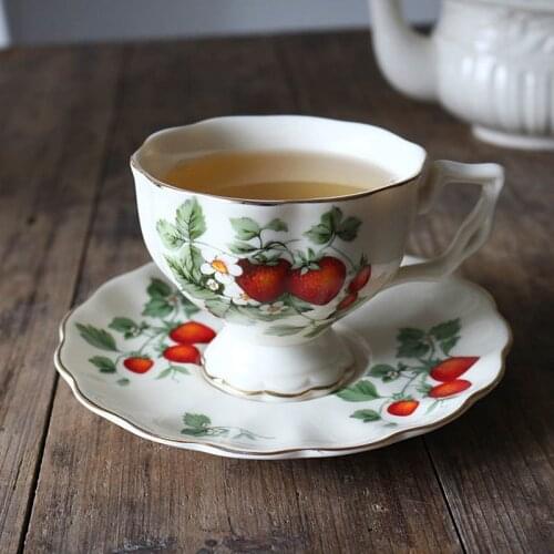 European Phnom Penh Big Strawberry Retro Ceramic Coffee Cup with Saucer Set Creative Porcelain Hand Painted Teacup Drinkware