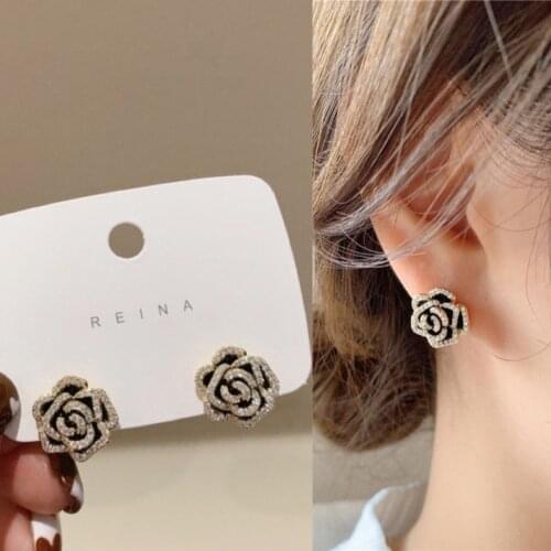 2021 New French Retro Black Camellia Stud Earrings Senior Fashion Crystal Elegant Contracted Temperament Women Earrings Jewelry