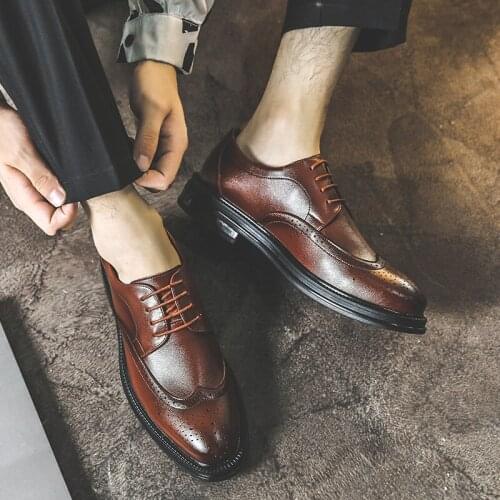 Men Casual Shoes New Fashion Designer Vintage Formal Dress Shoes Pointed Toe Business Wedding Split Leather Brogue Shoes Loafers