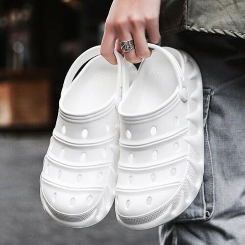 2021 New Fashion Sandals Men Clogs Slippers Soft Bottom Beach Sandals Men Clog Sandals Comfortable Breathable Ankle-Wrap EVA