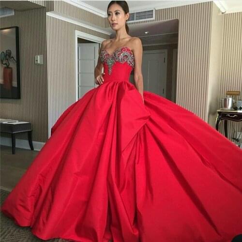 Red Ball Gown Prom Dresses Sweetheart Strapless Beading Rhinestones Ruched Puffy Satin Evening Gowns Ladies robe de soiree 2019