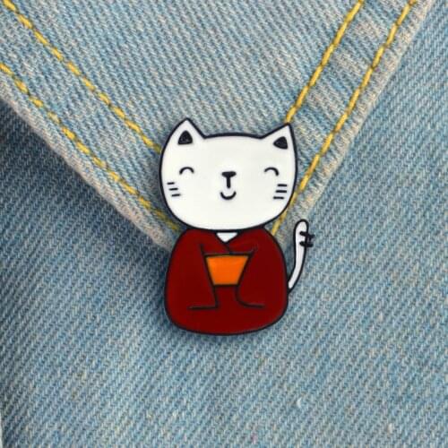 Una spilla con un kimono giapponese con un simpatico personaggio, una spilla, una piccola festa amante