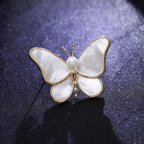 2021New Trendy Acrylic Butterfly Brooches Pins for Women Fashion Brooch with Freshwater Pearl Hat Accessories Insect Pin Jewelry