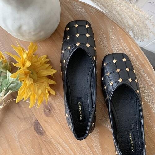 2020 New Ladies Round Head Classic Design Rivet Thick with Shallow Shoes Luxury Patent Leather Soft Wedding Party Shoes U19-83