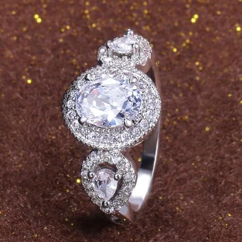 Huitan 2019 New Trendy Wedding Ring For Female Clear Three Crystal Stone Prong Setting Engagement Proposal Rings For Women