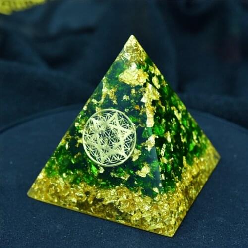 Orgonite Pyramid Natural Green Crystal Anahata Chakra Chamuel Cure Anxiety Resin Pyramid Jewelry Decoration Crafts