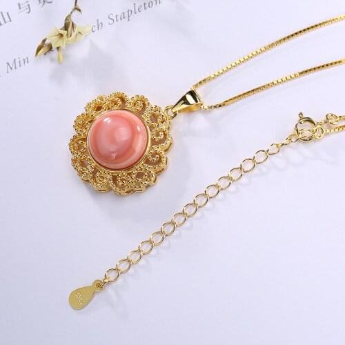 2018 Fashion Silver S925 Pure Silver Gilded Natural Queen Queen Shell Inlaid Xiangyun Pendant Joker Lady Clavicle Chain