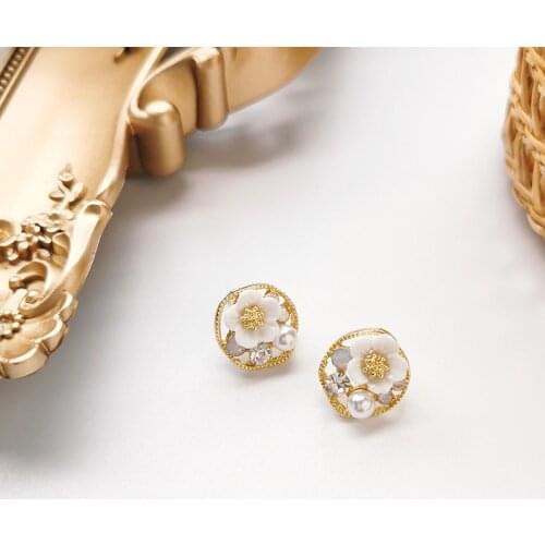 Retro Metal Flower Small Stud Earrings for Women Ladies Gold Color Alloy Geometric Rhinestone Pearl Earrings Wedding Jewelry