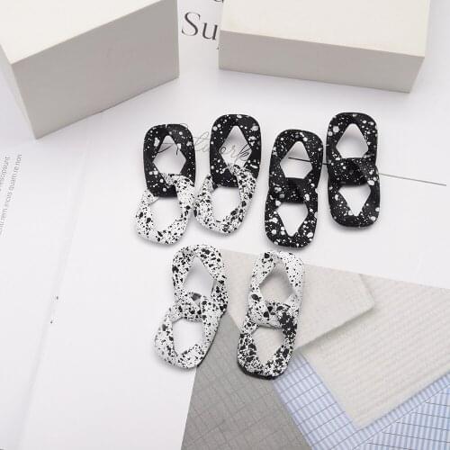 2021 New Retro Womens Big Chain Earrings Black White Pendant Earrings New Exaggerated Gift Accessories Wholesale