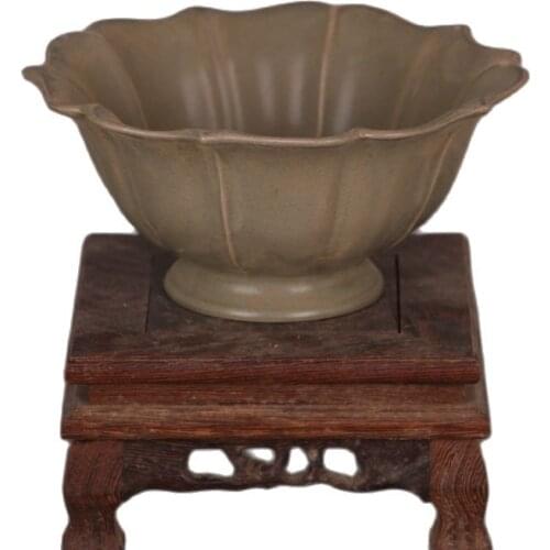 Lotus bowl collection in Qingliang temple, song Ruyao, Jingdezhen, China