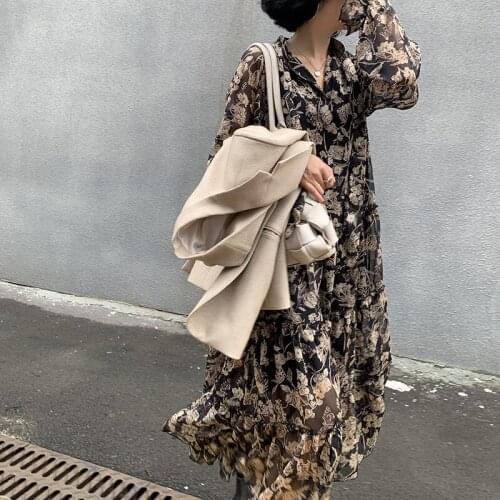 Because its good, we'll come back to autumn with a new style, loose temperament, medium and long French floral V-neck dress