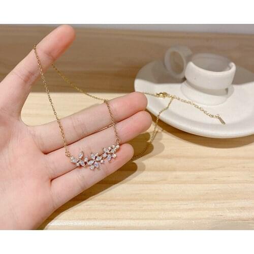 Japanese Korean Fashion Flower Titanium Steel Pendant Necklace Womens Delicate Elegant Small Fresh Short Clavicle Chain Jewelry