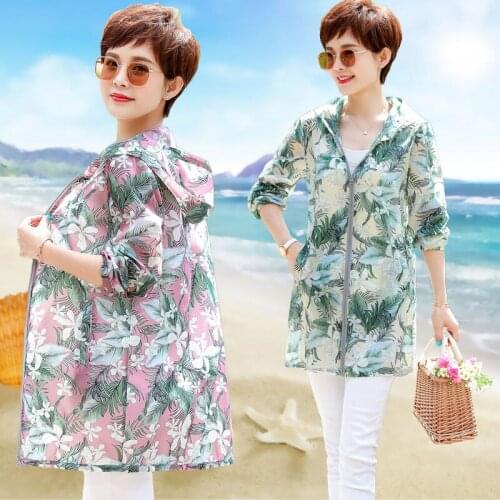 New Women 2021 Summer Coat Fashion Print Thin Hooded Overcoat Middle Aged Mother Casual Windbreaker Sun Protection Jackets N34