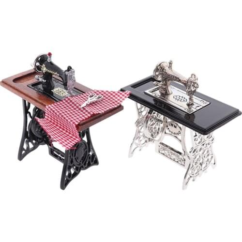 1PC 1:12 Dollhouse Decor Miniature Furniture Wooden Sewing Machine With Thread Scissors Accessories For Dolls House Toys NEW